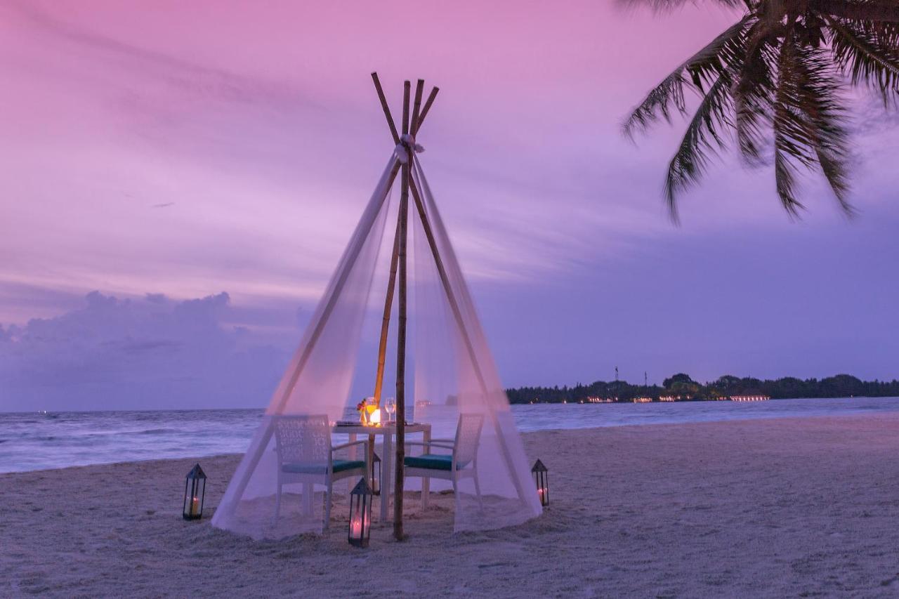 Malahini Kuda Bandos Resort Hulhumale Ngoại thất bức ảnh A beachside dining experience at The Residence, Phuket