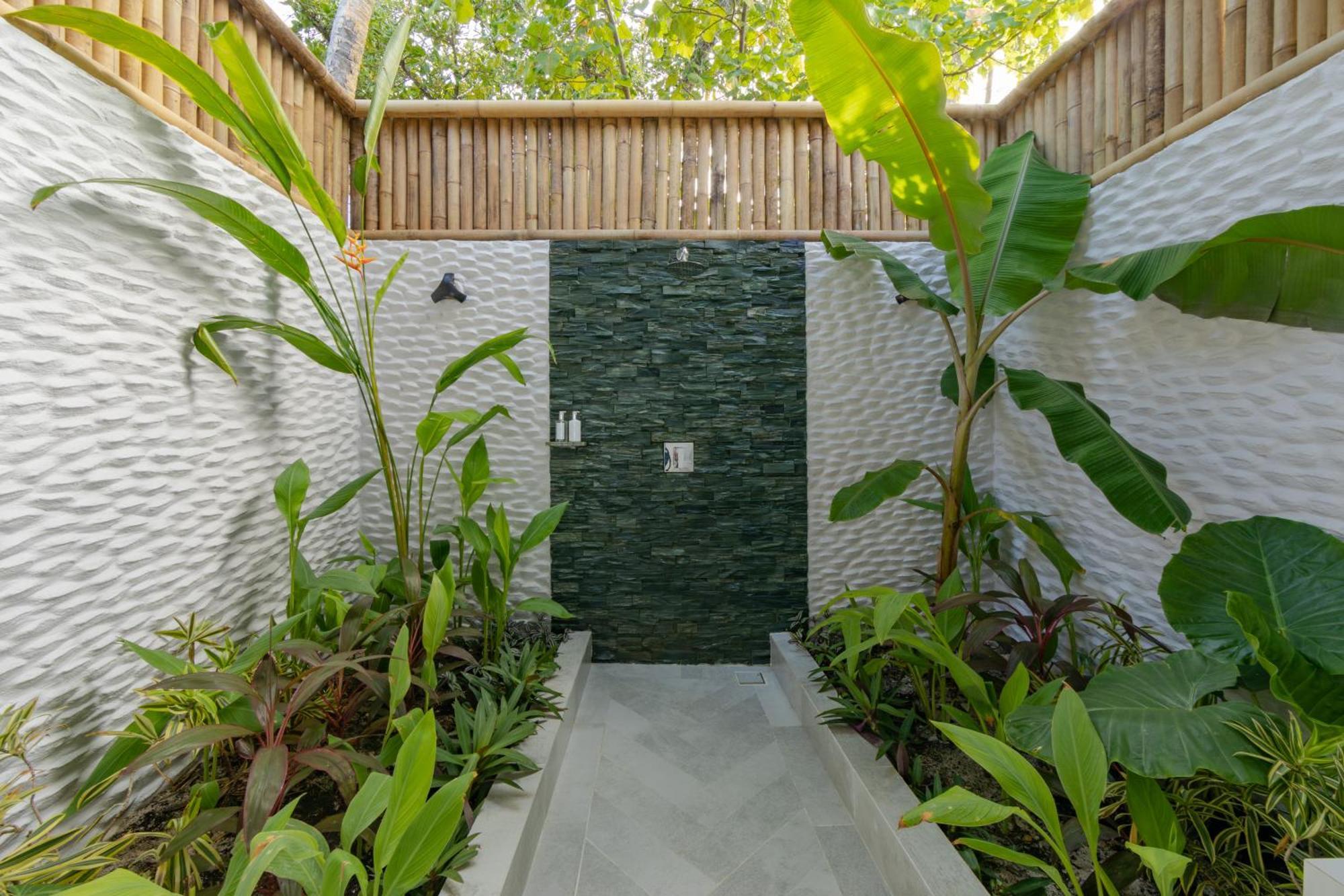 Malahini Kuda Bandos Resort Hulhumale Ngoại thất bức ảnh Entrance to a villa at the resort