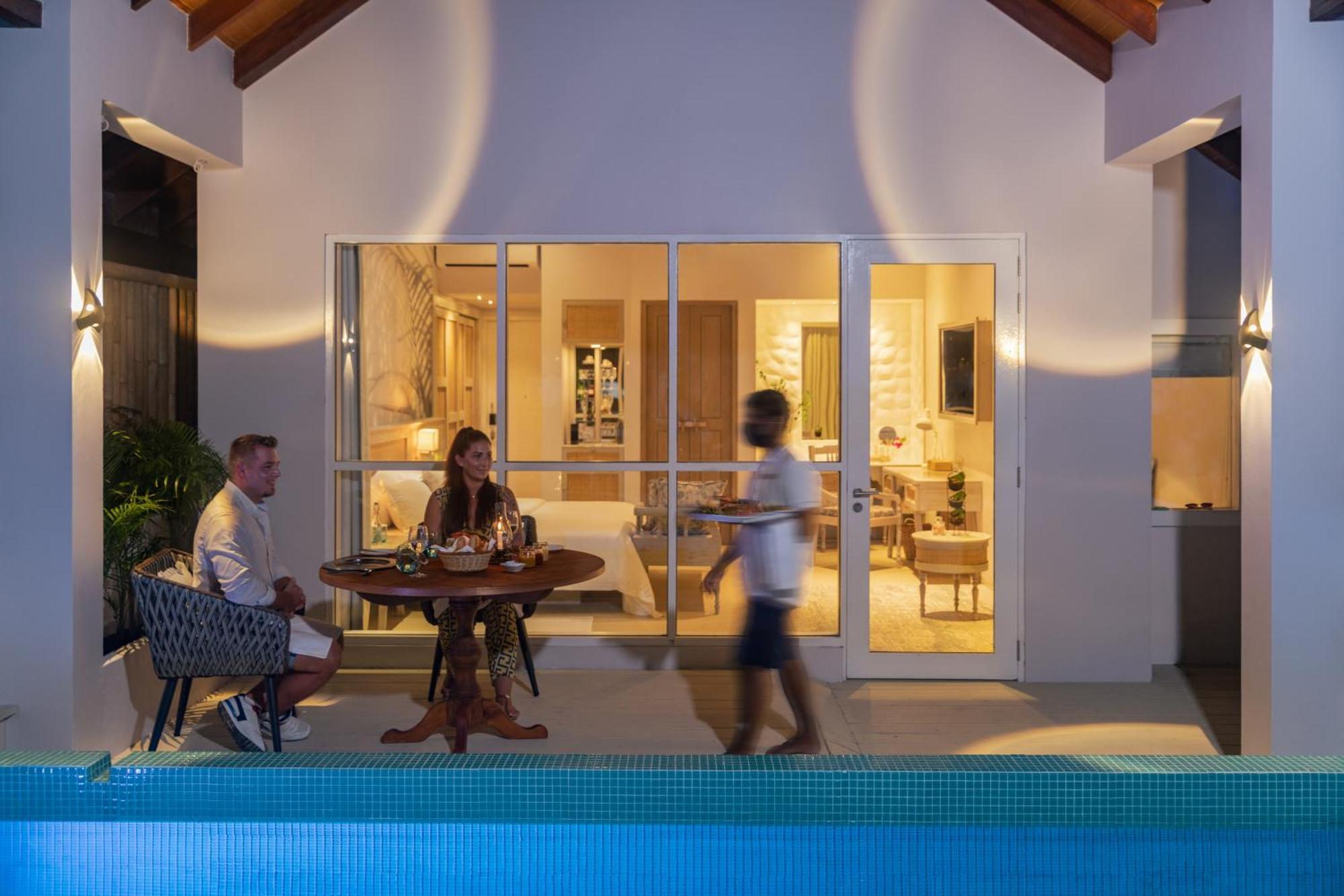 Malahini Kuda Bandos Resort Hulhumale Ngoại thất bức ảnh A poolside villa at the resort